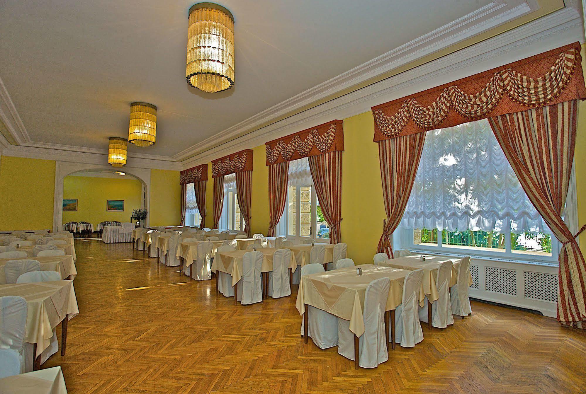 Guest House Hotel Riviera Pula Buitenkant foto