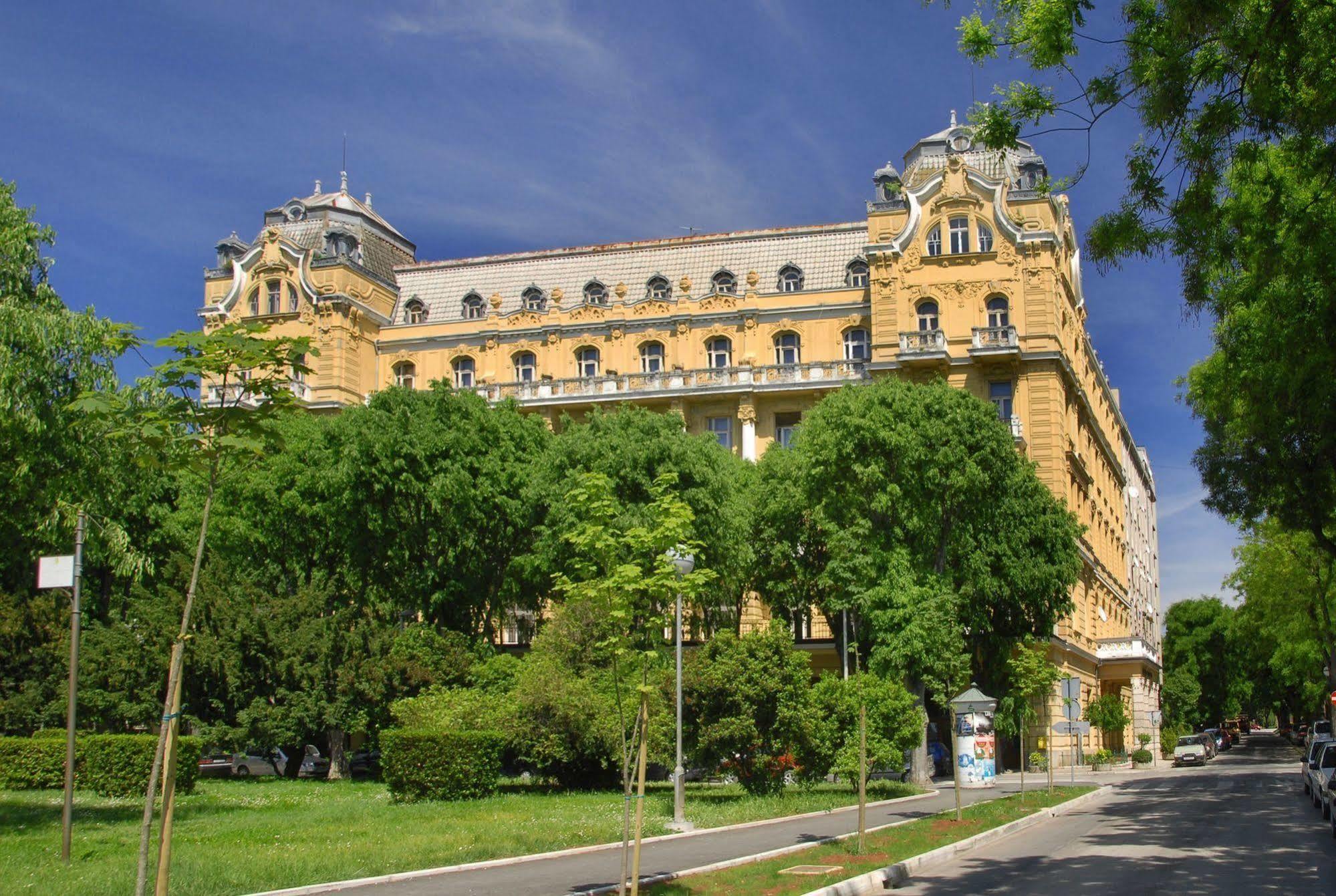Guest House Hotel Riviera Pula Buitenkant foto