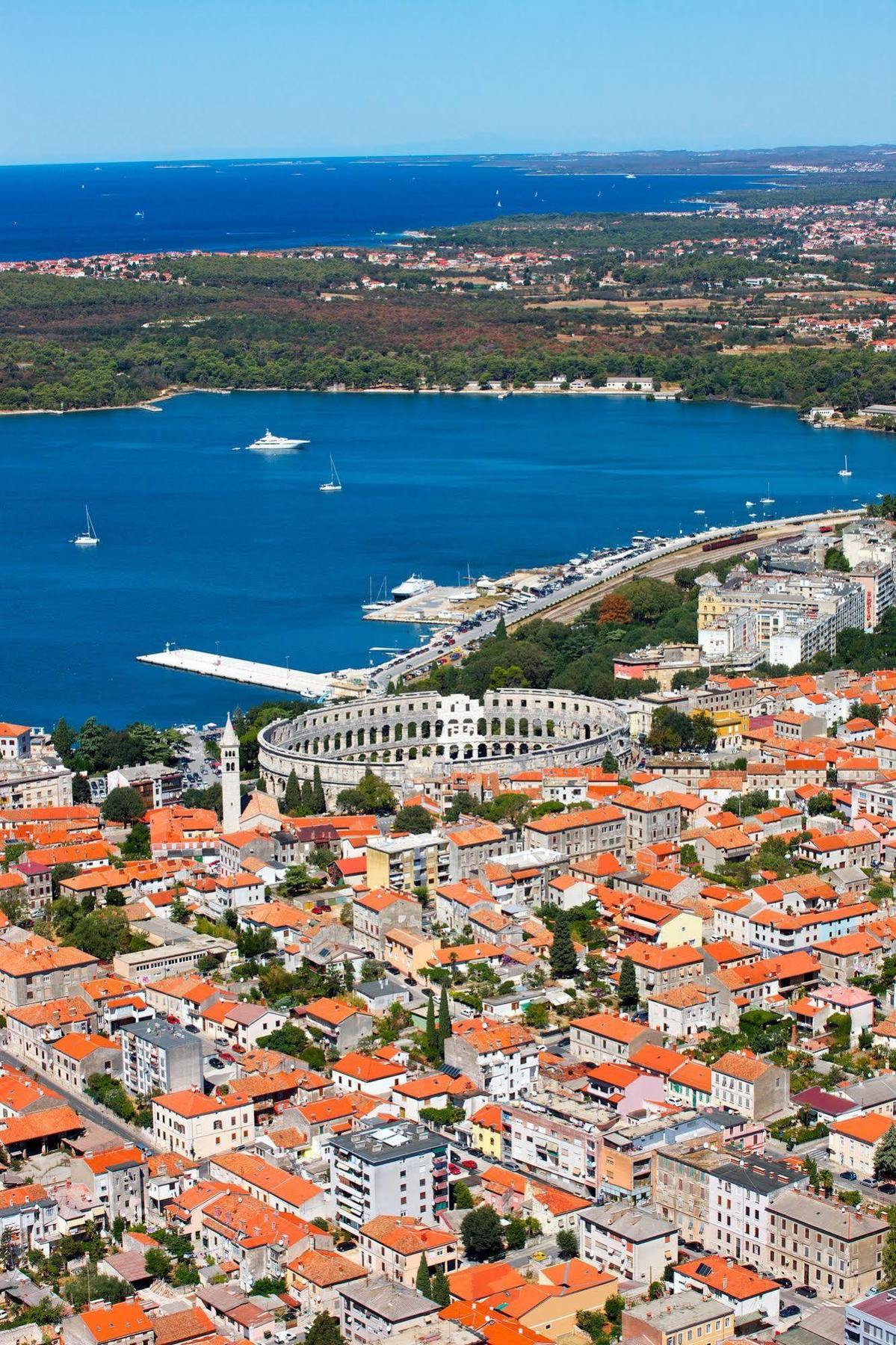 Guest House Hotel Riviera Pula Buitenkant foto