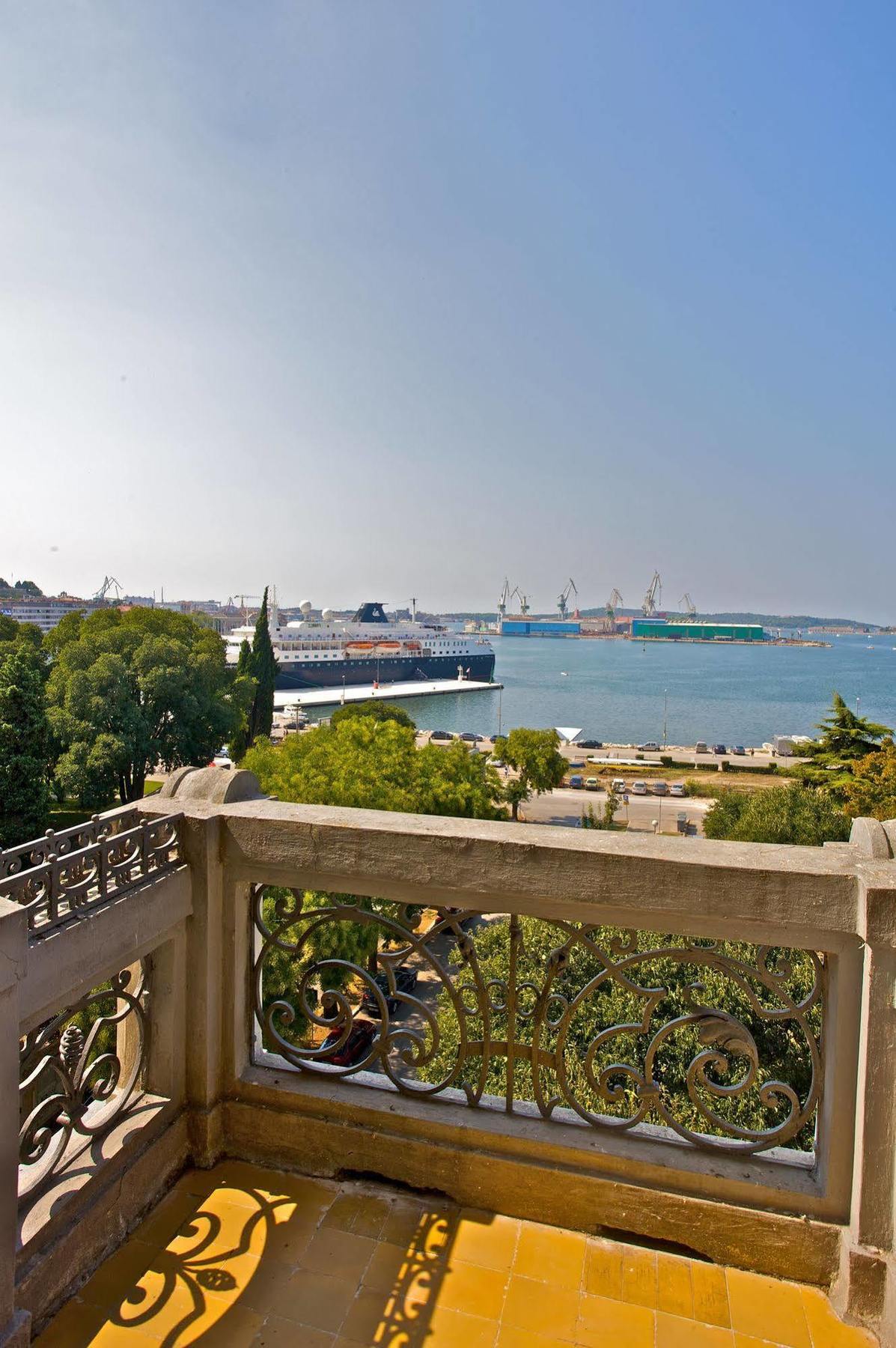 Guest House Hotel Riviera Pula Buitenkant foto